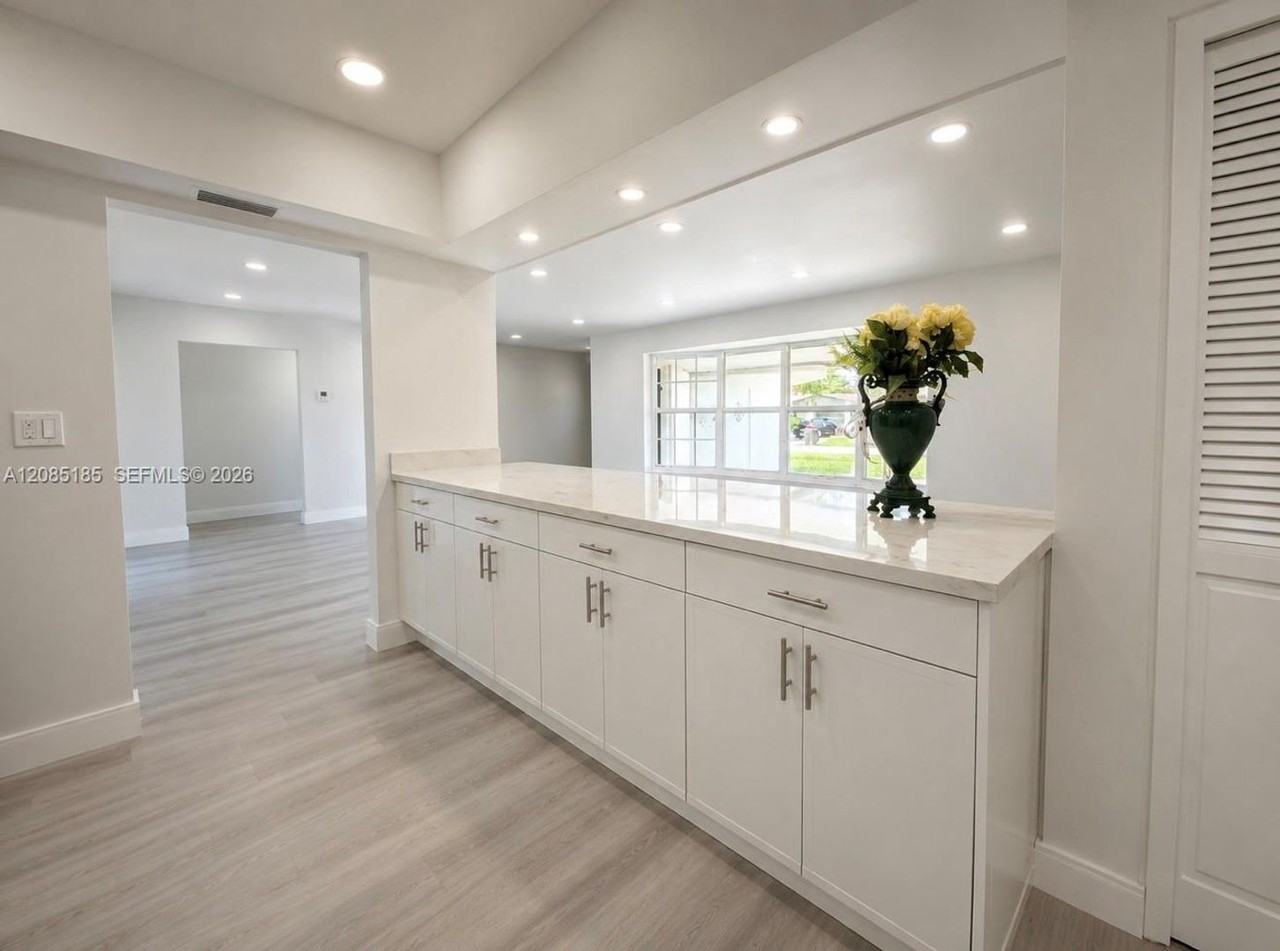 3540 Nw 38th Ter - Photo 5 of 17