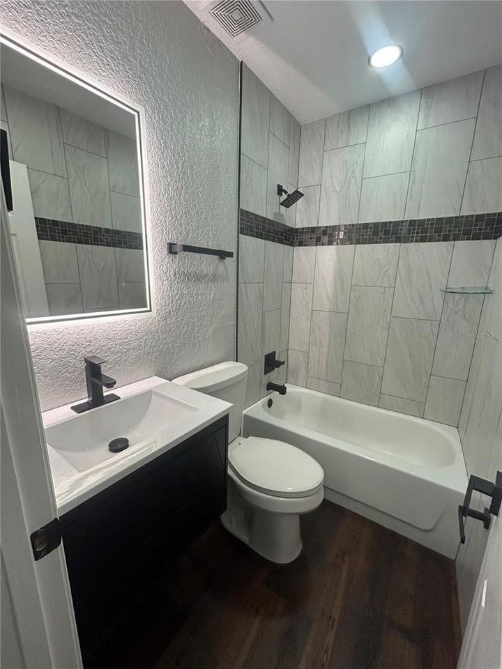 1111 Se 6th Ave - Photo 3 of 7