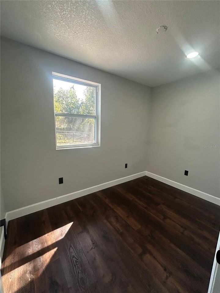 1111 Se 6th Ave - Photo 4 of 7