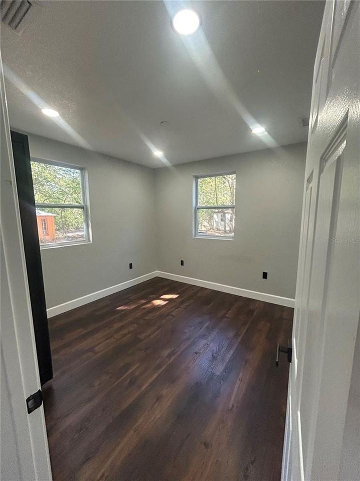 1111 Se 6th Ave - Photo 5 of 7