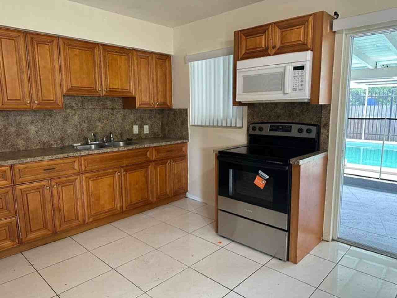 1316 Nw 15th Pl - Photo 2 of 13