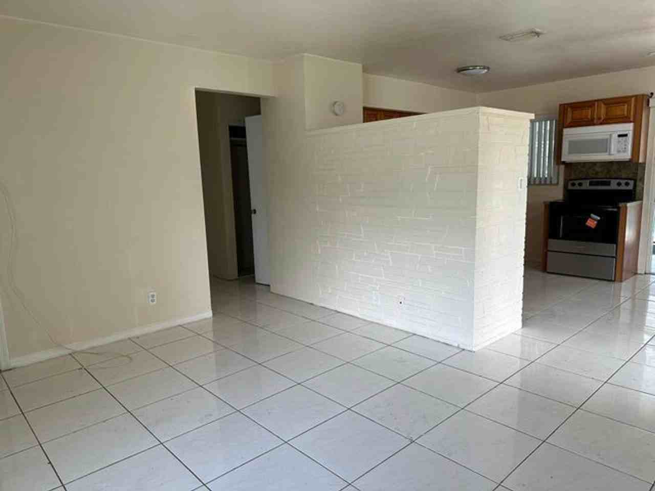1316 Nw 15th Pl - Photo 4 of 13