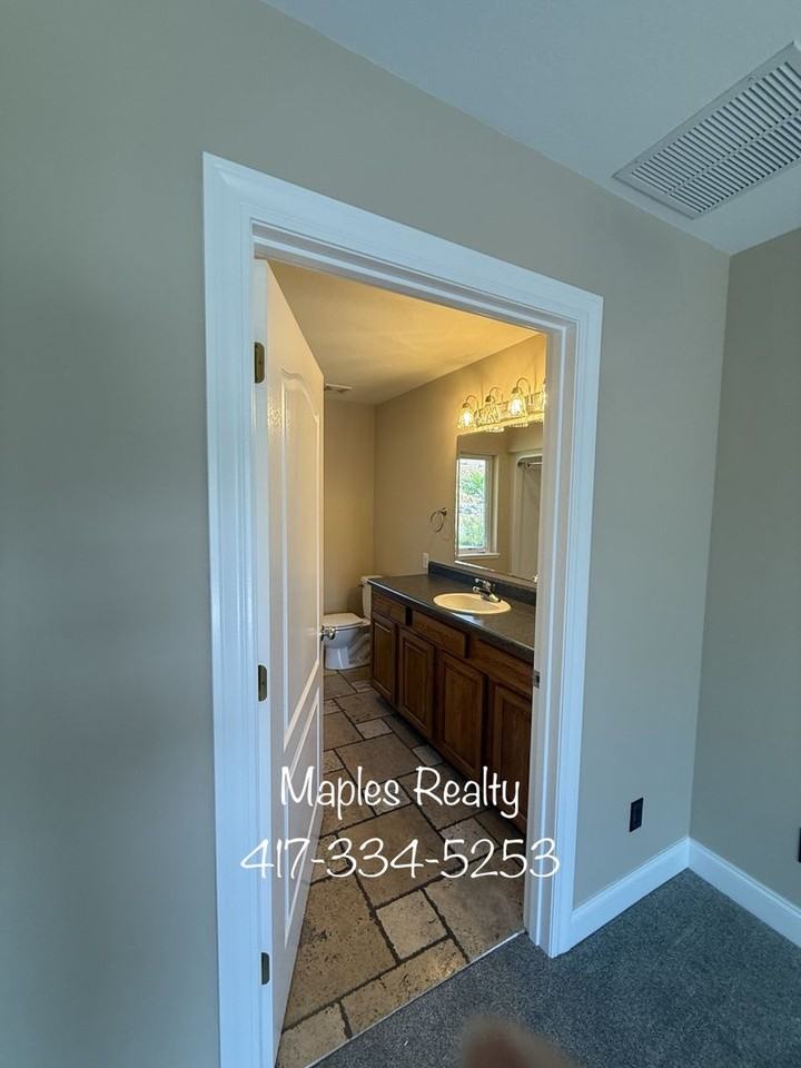 70 Redwood Ln - Photo 5 of 38