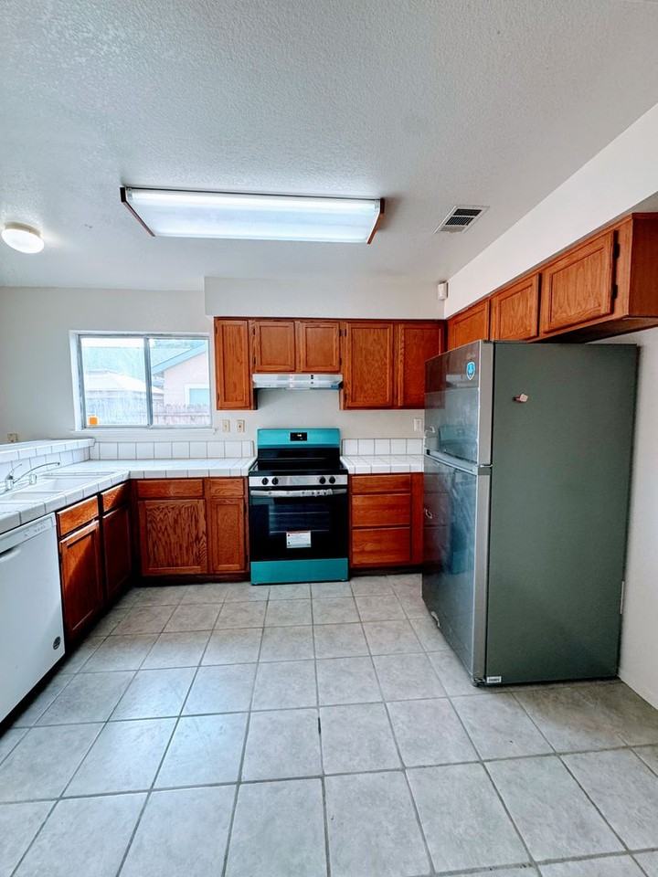 5141 Bassett Way - Photo 6 of 17