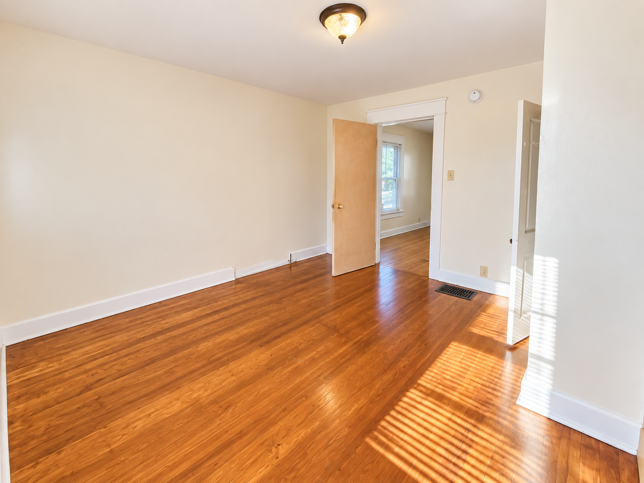 211 E Cottage Grove Ave - Photo 6 of 15