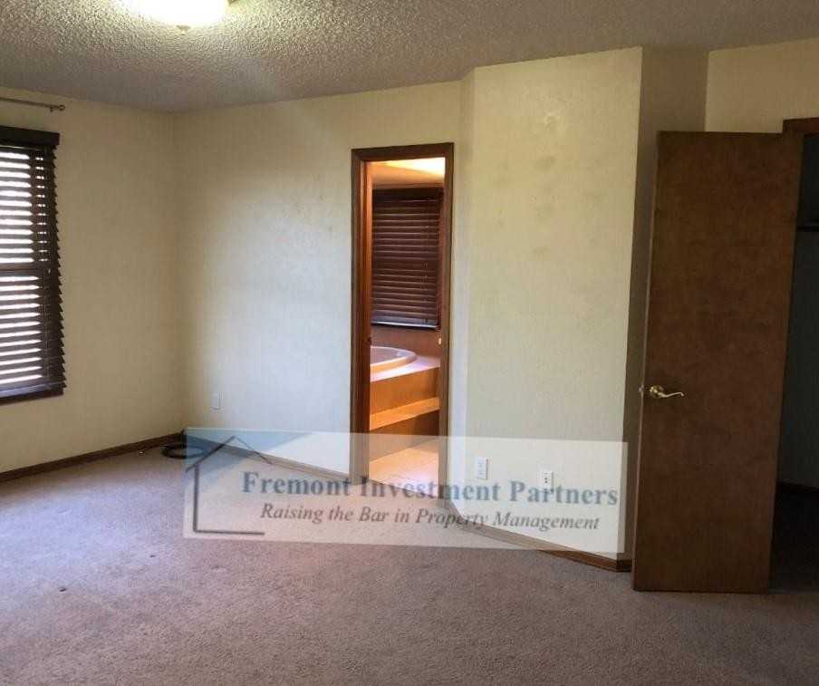 985 S Monterosa Dr - Photo 5 of 6