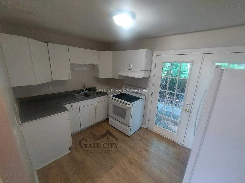2021 Maywood St Apt F - Photo 3 of 10