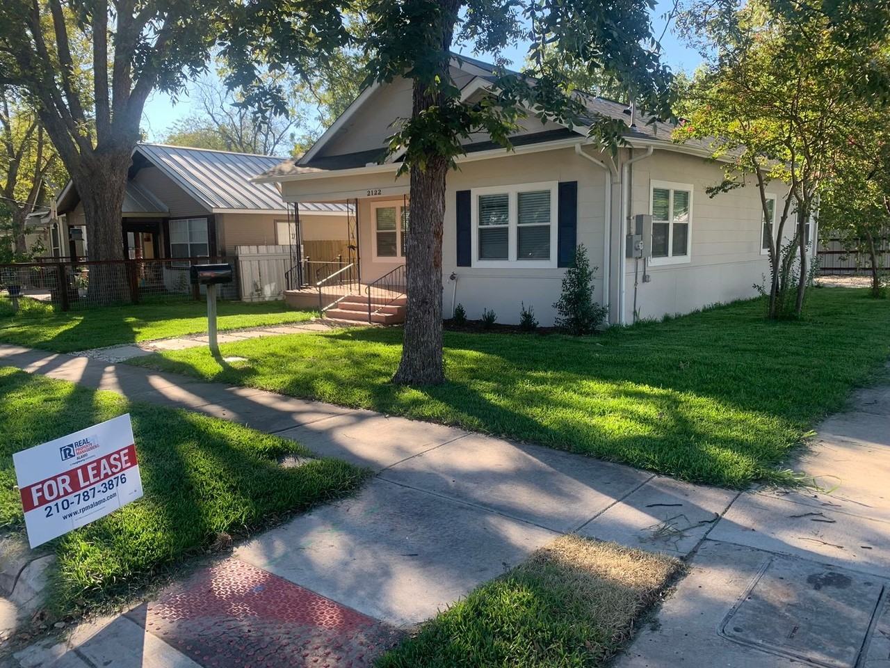 2122 San Luis St - Photo 2 of 20