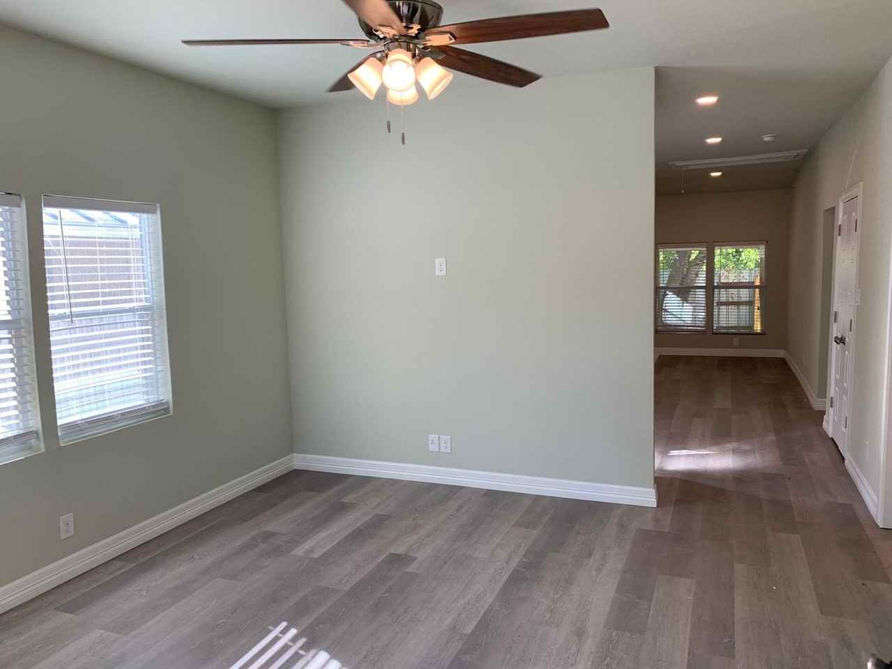 2122 San Luis St - Photo 3 of 20