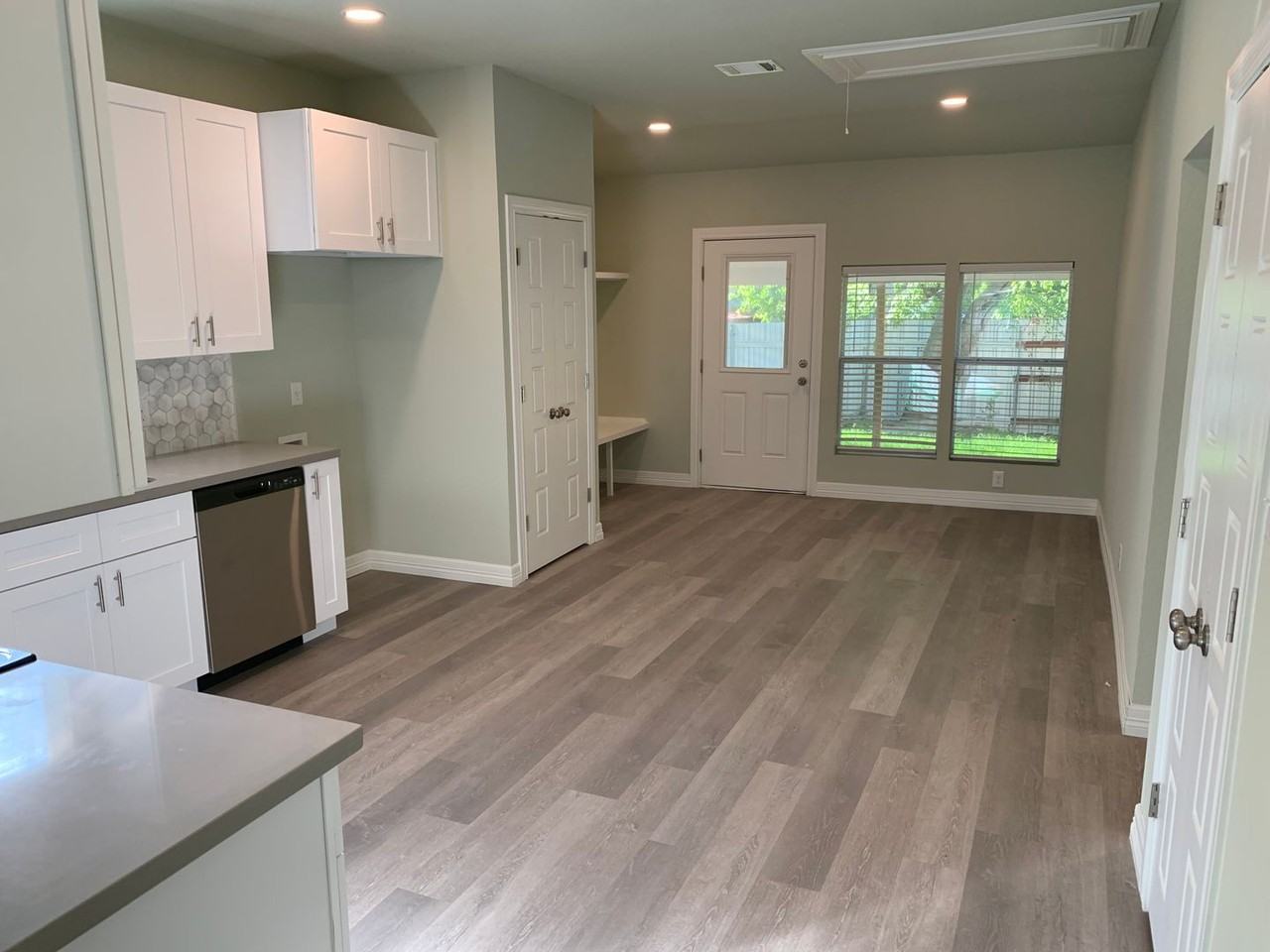 2122 San Luis St - Photo 5 of 20
