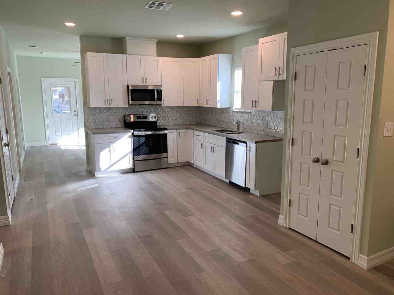 2122 San Luis St - Photo 6 of 20
