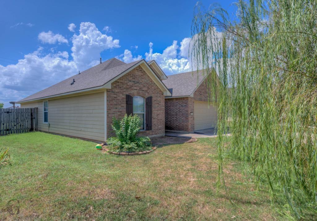 421 Jordan Dr - Photo 3 of 23