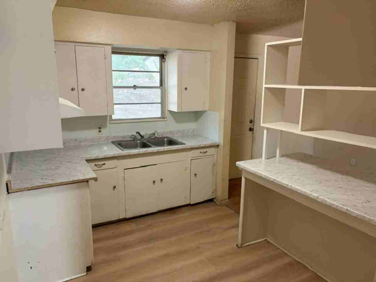 3425 Sunset Dr - Photo 3 of 15