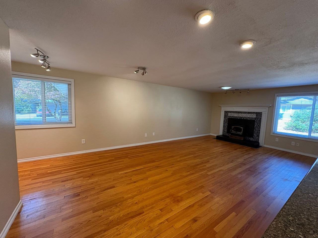 12704 Ne 7th Pl - Photo 5 of 18