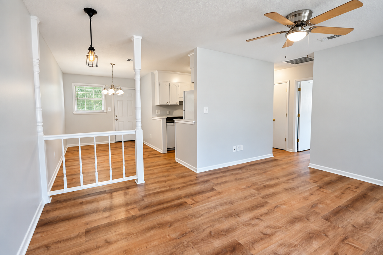 726 Montclair Dr - Photo 3 of 19