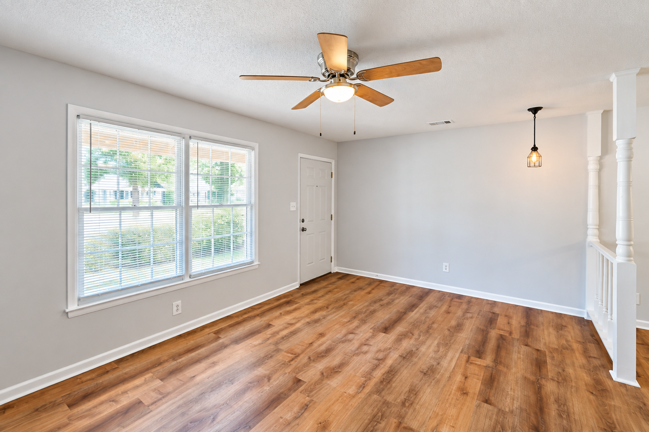 726 Montclair Dr - Photo 4 of 19