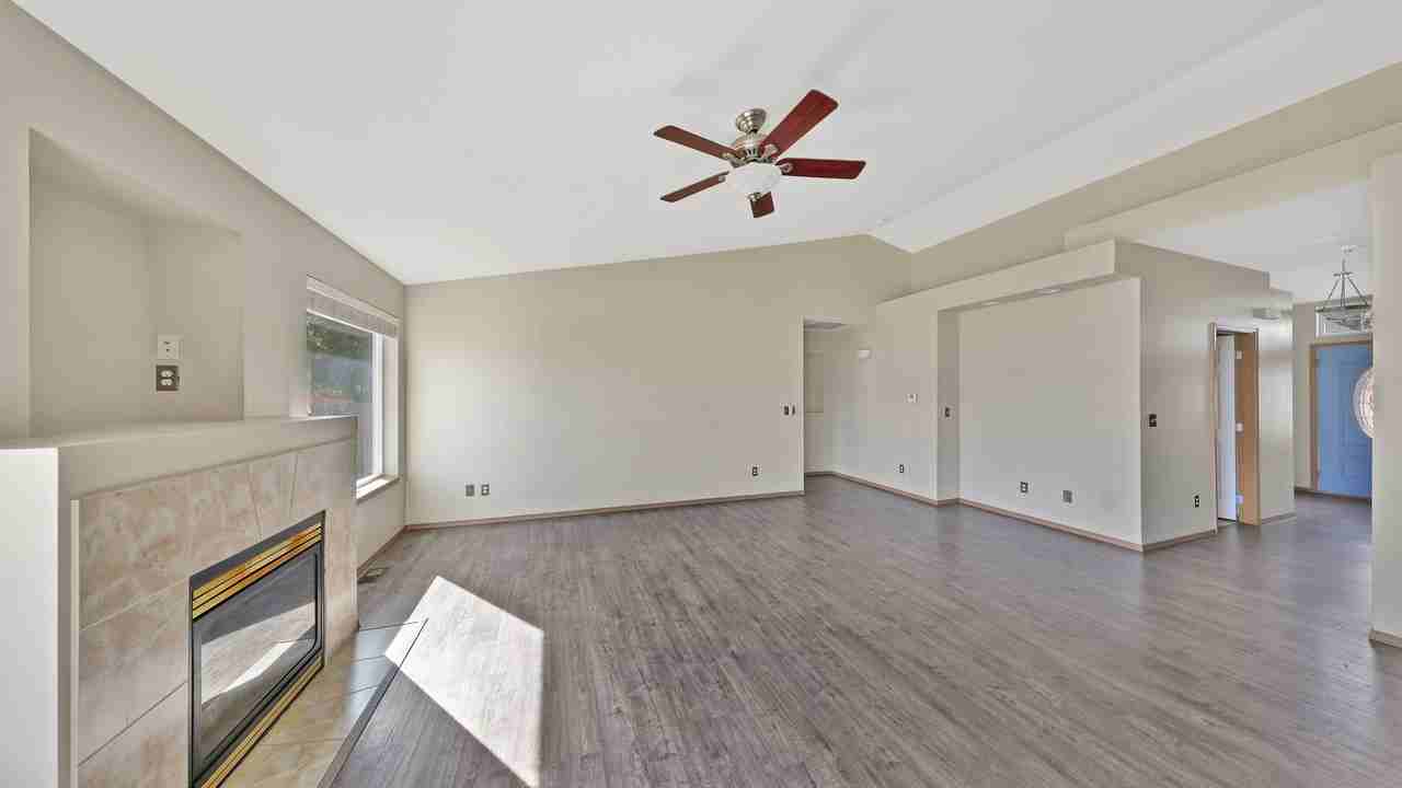 1061 Nw Redwing Dr - Photo 2 of 15