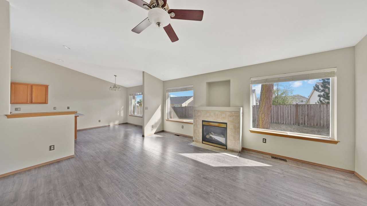 1061 Nw Redwing Dr - Photo 3 of 15