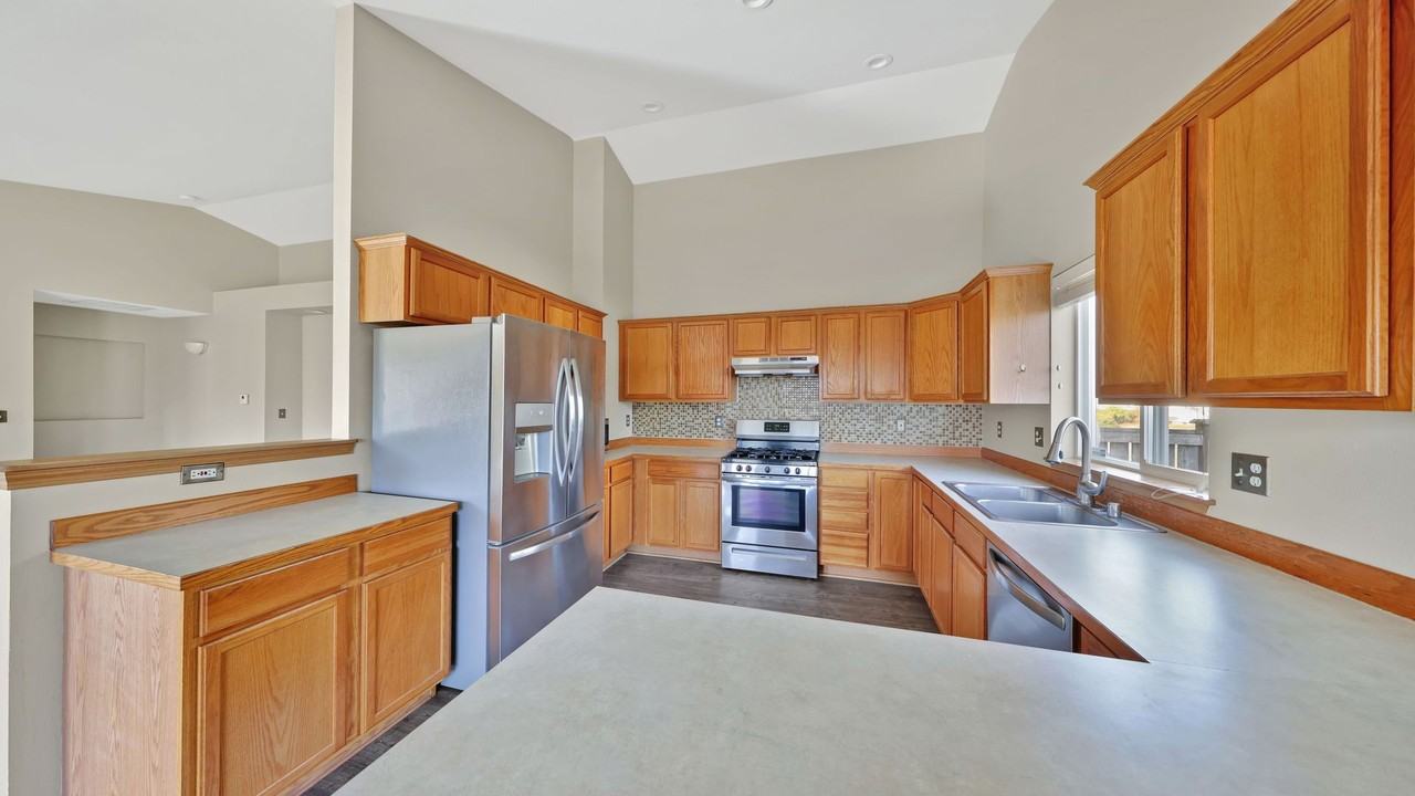1061 Nw Redwing Dr - Photo 4 of 15