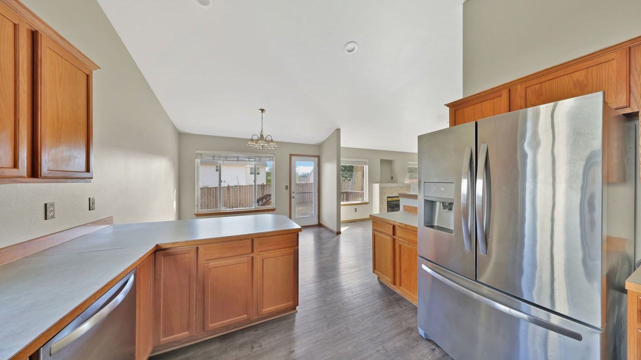 1061 Nw Redwing Dr - Photo 5 of 15