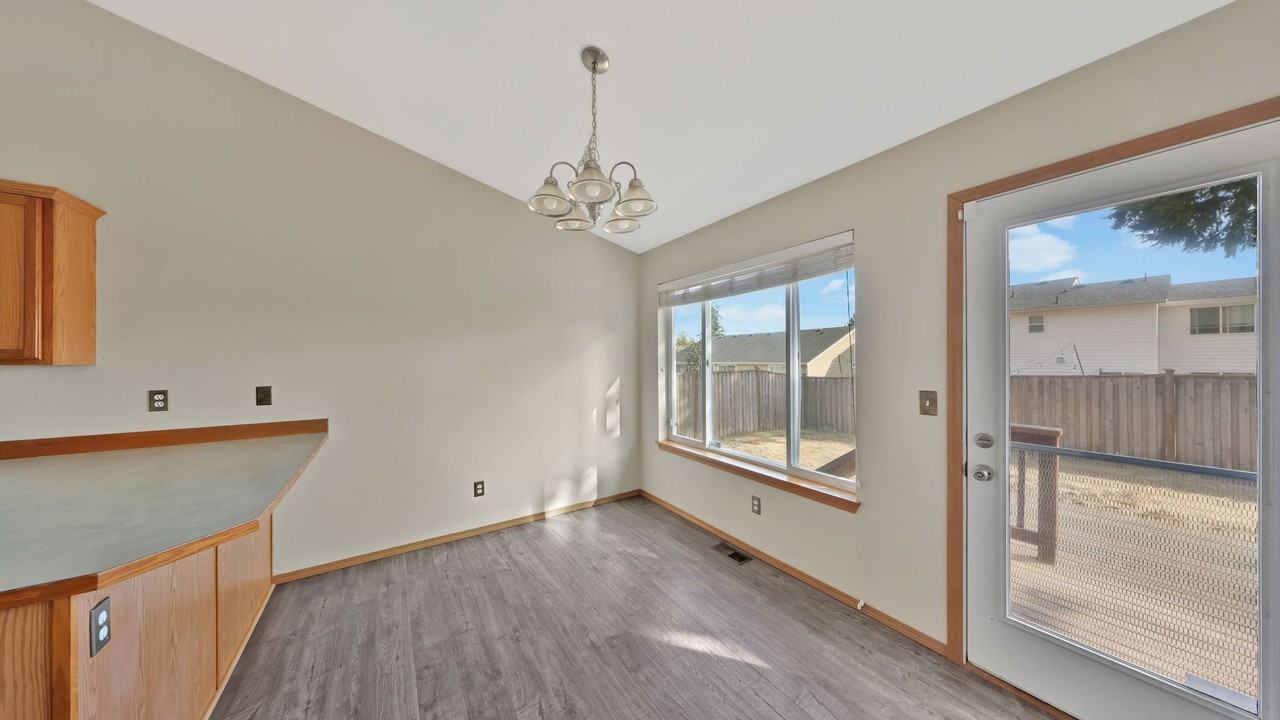 1061 Nw Redwing Dr - Photo 6 of 15
