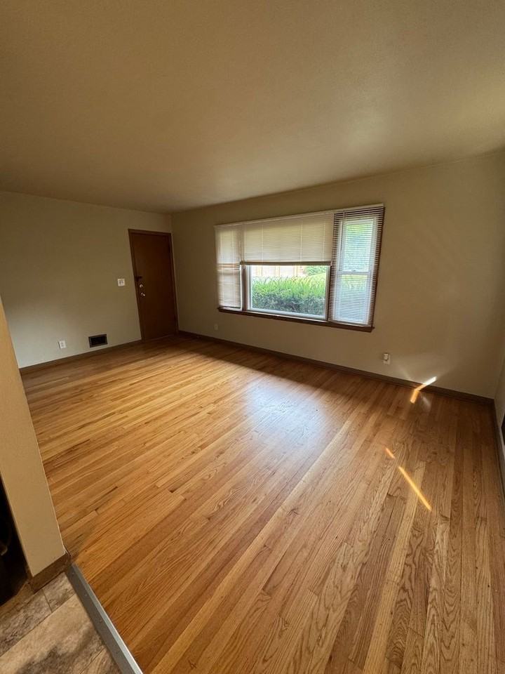 Eastridge Dr - Photo 2 of 8