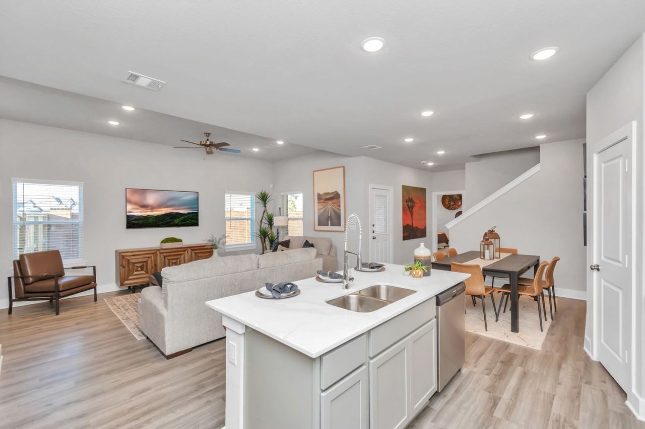 21010 Bay Village Dr - Photo 3 of 13
