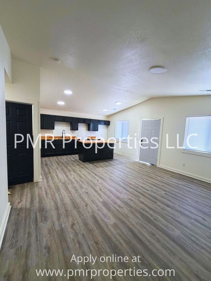 909 S 15th St - Photo 2 of 9