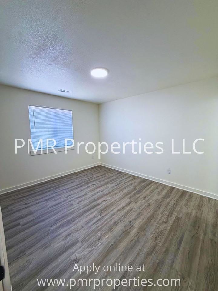 909 S 15th St - Photo 3 of 9