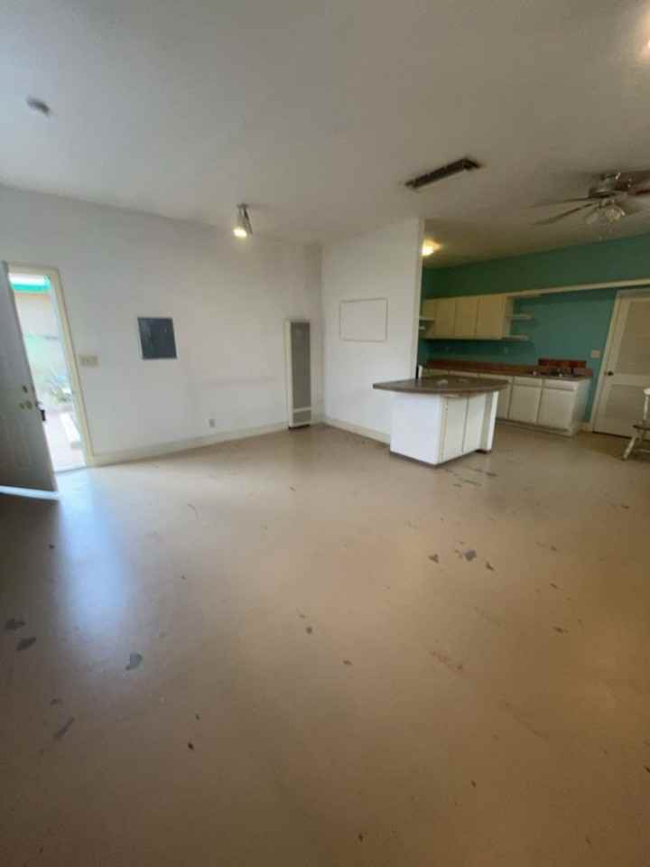 1313 Girard Blvd Se - Photo 4 of 9