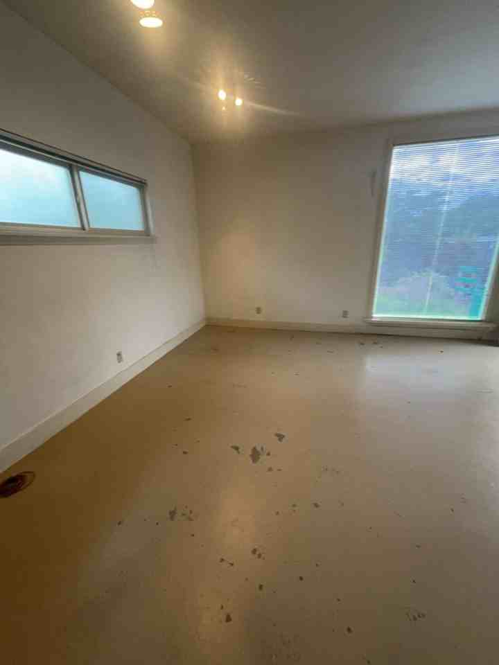 1313 Girard Blvd Se - Photo 6 of 9