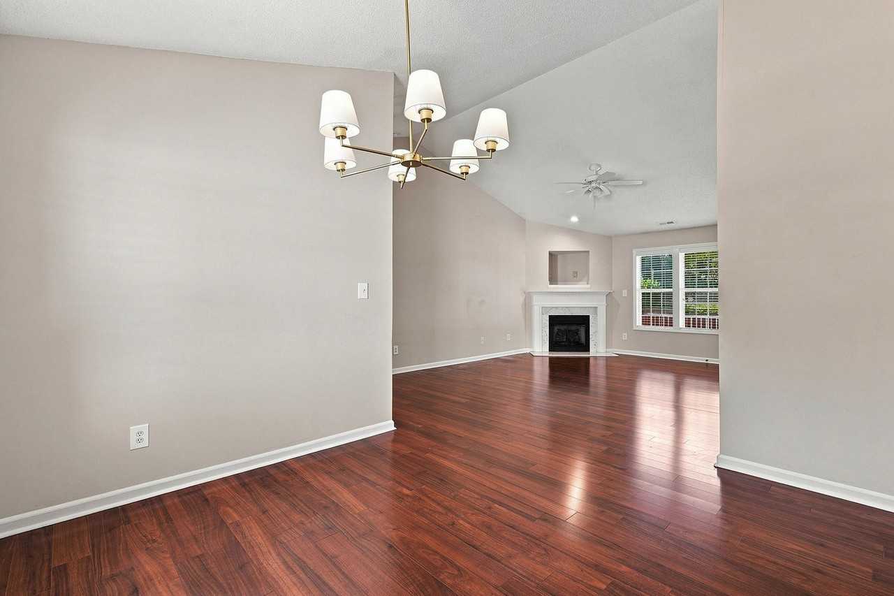 405 Onondaga Ct - Photo 5 of 30