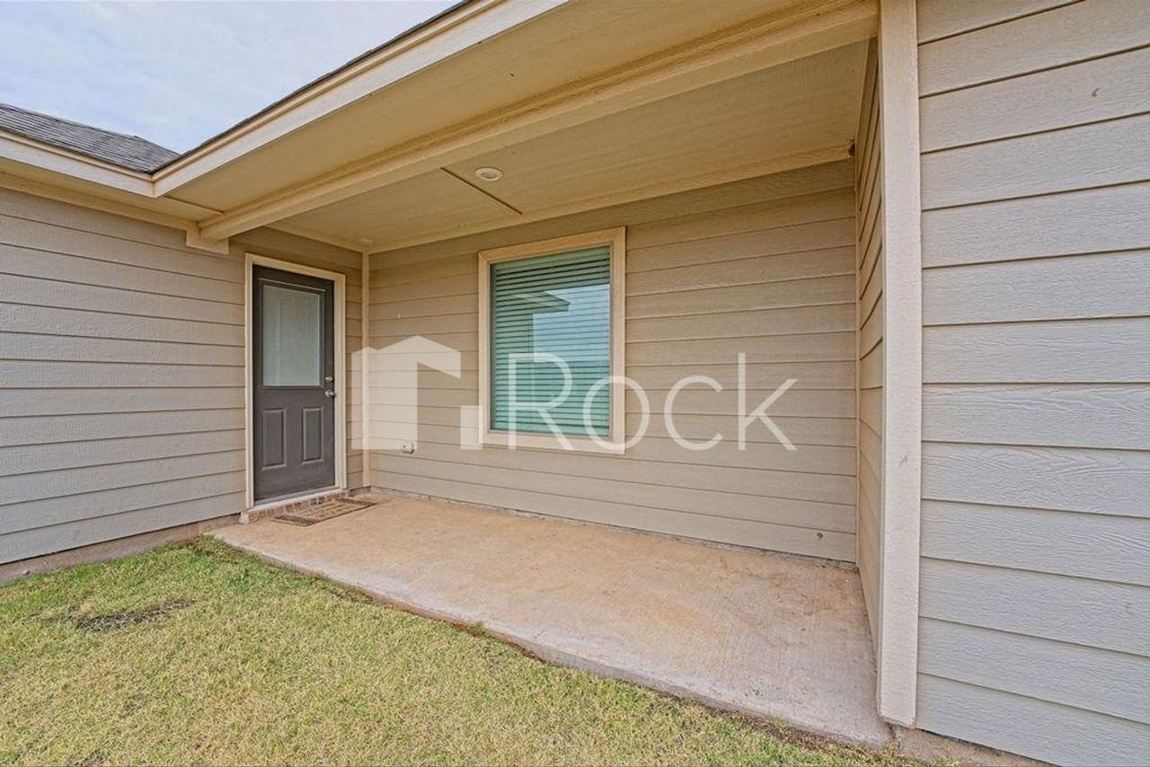 2301 Scarlet Ln - Photo 4 of 35