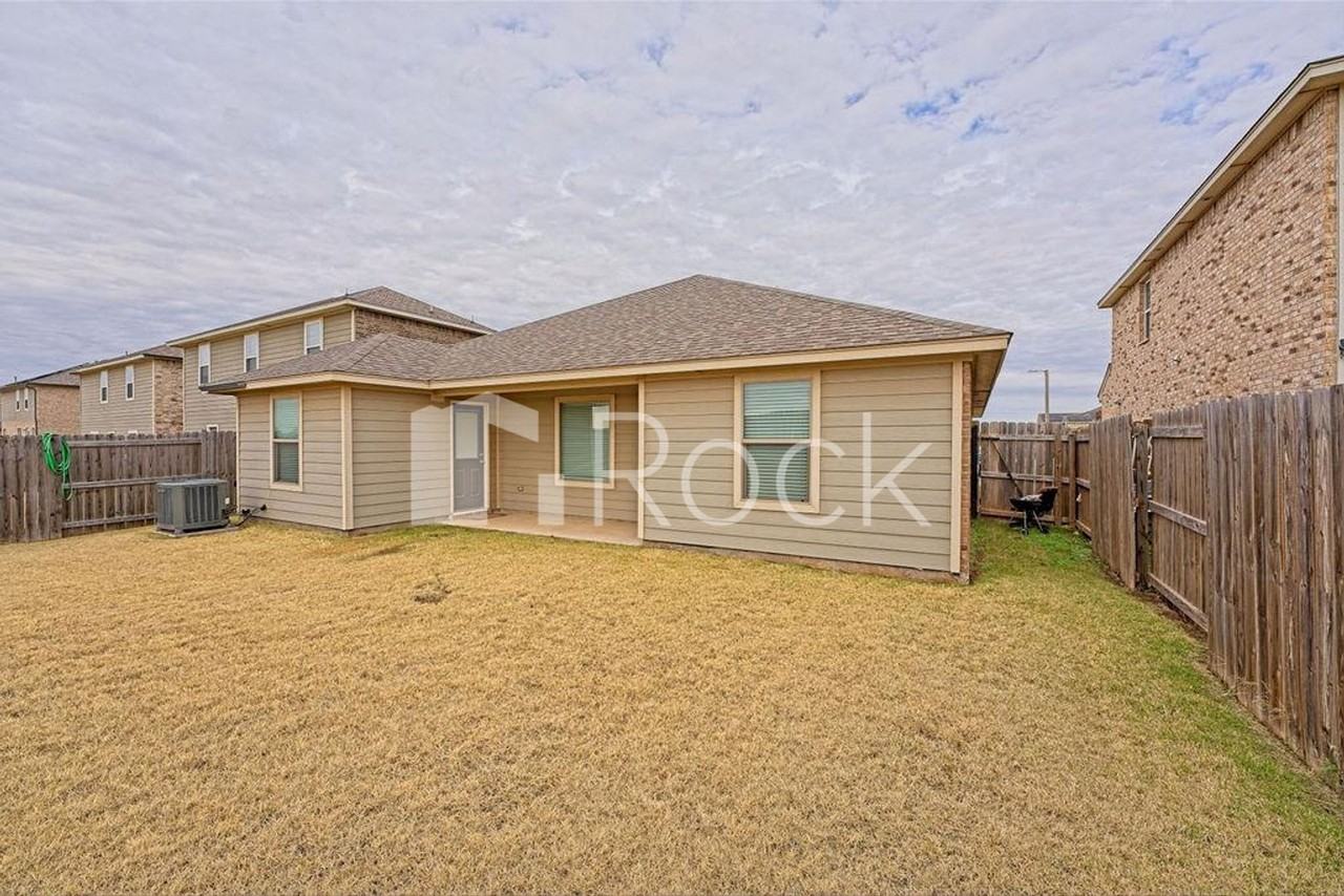 2301 Scarlet Ln - Photo 5 of 35