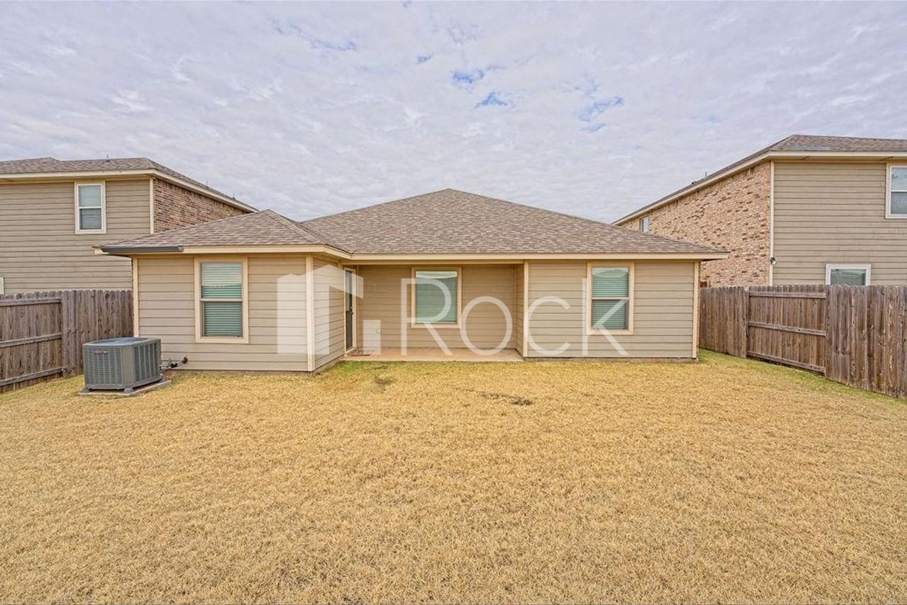 2301 Scarlet Ln - Photo 6 of 35
