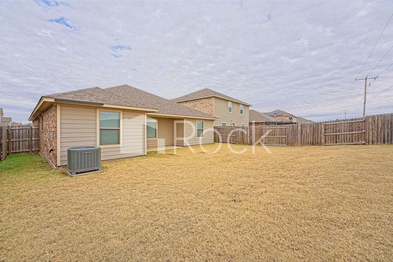 2301 Scarlet Ln - Photo 7 of 35