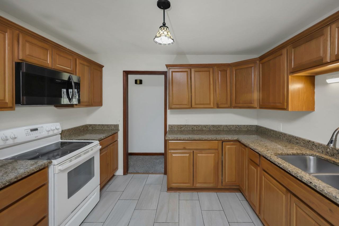 1405 Parkdale Dr - Photo 2 of 24