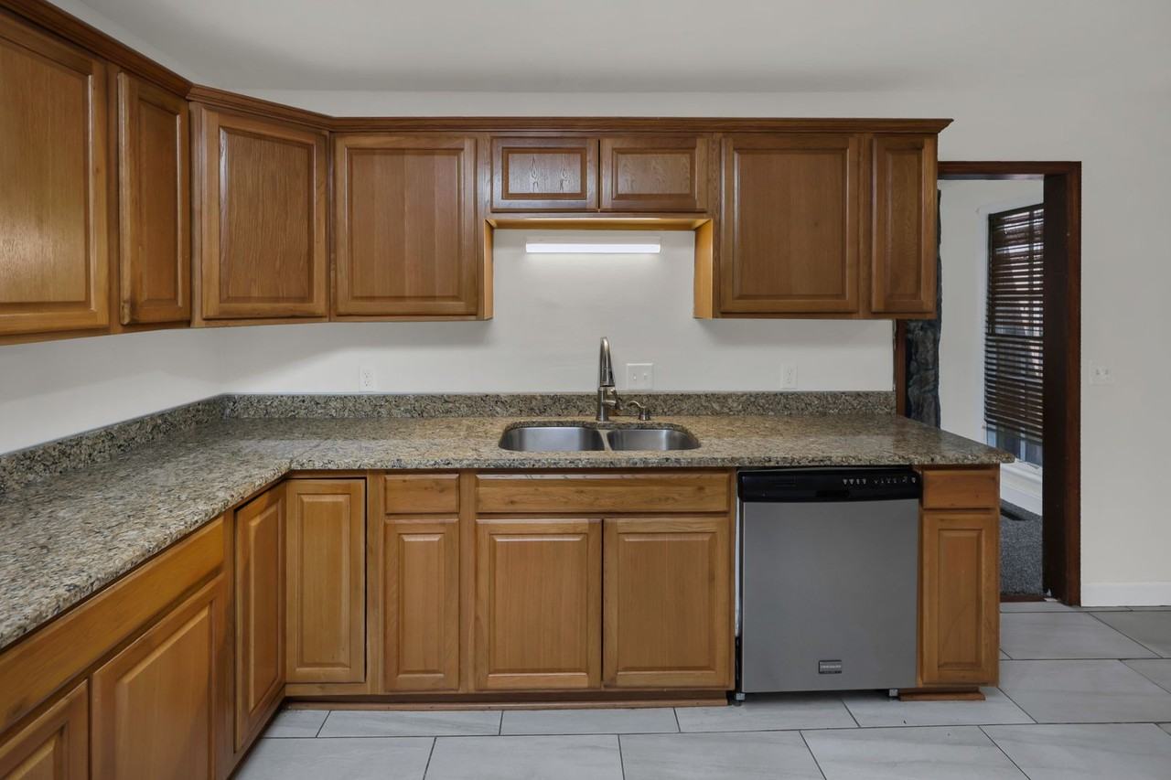 1405 Parkdale Dr - Photo 7 of 24