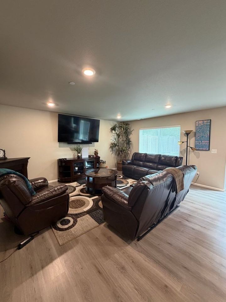 1110 Swan Loop - Photo 4 of 14
