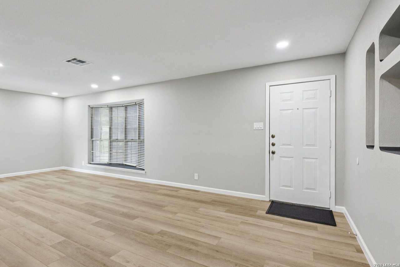 11815 Broadwood St - Photo 3 of 29