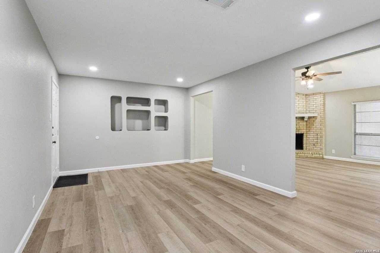 11815 Broadwood St - Photo 4 of 29