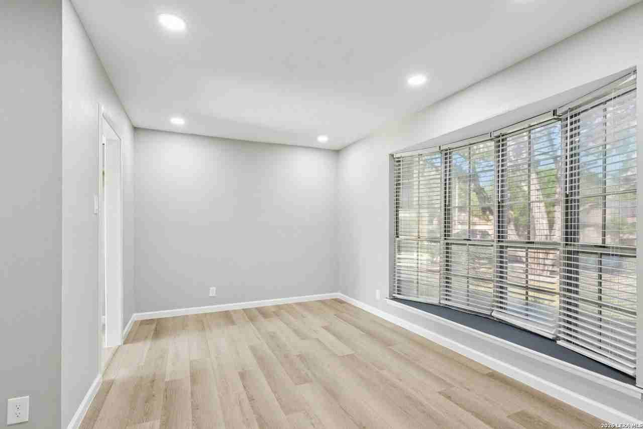 11815 Broadwood St - Photo 5 of 29