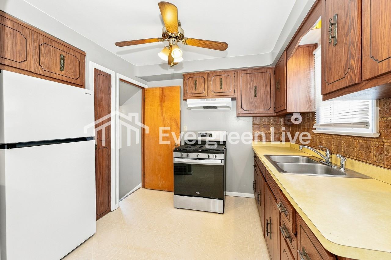 6017 Ackley Rd - Photo 3 of 15