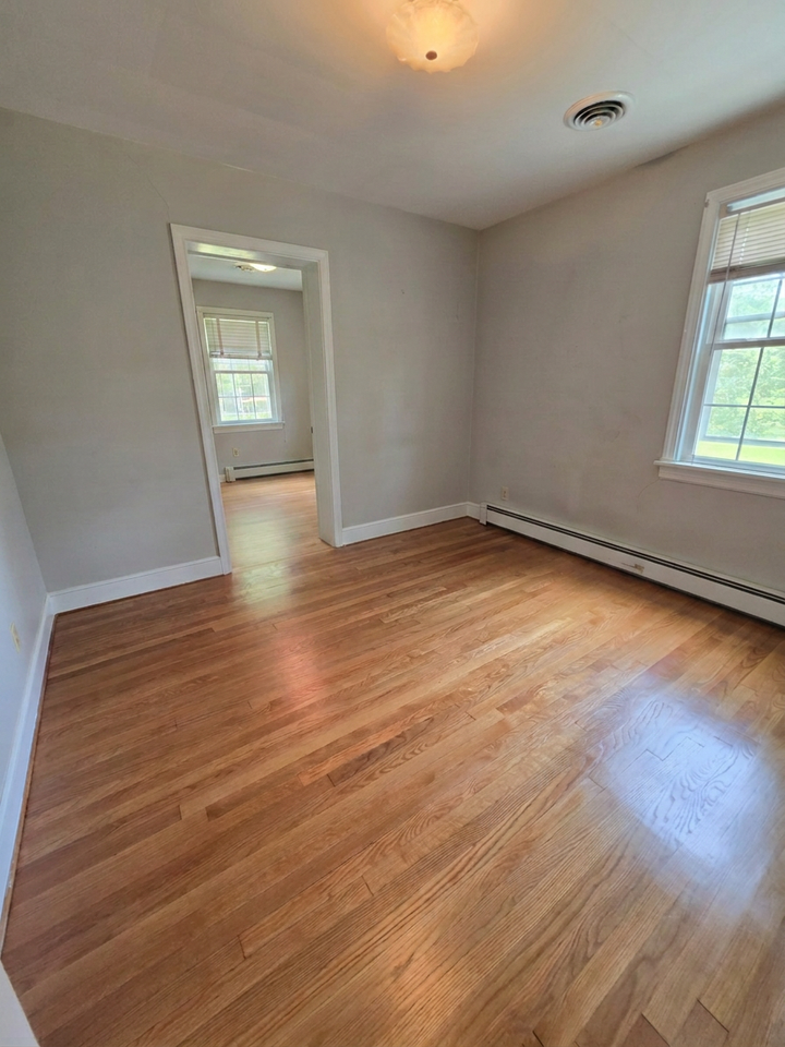8160 Lee Ave - Photo 3 of 11