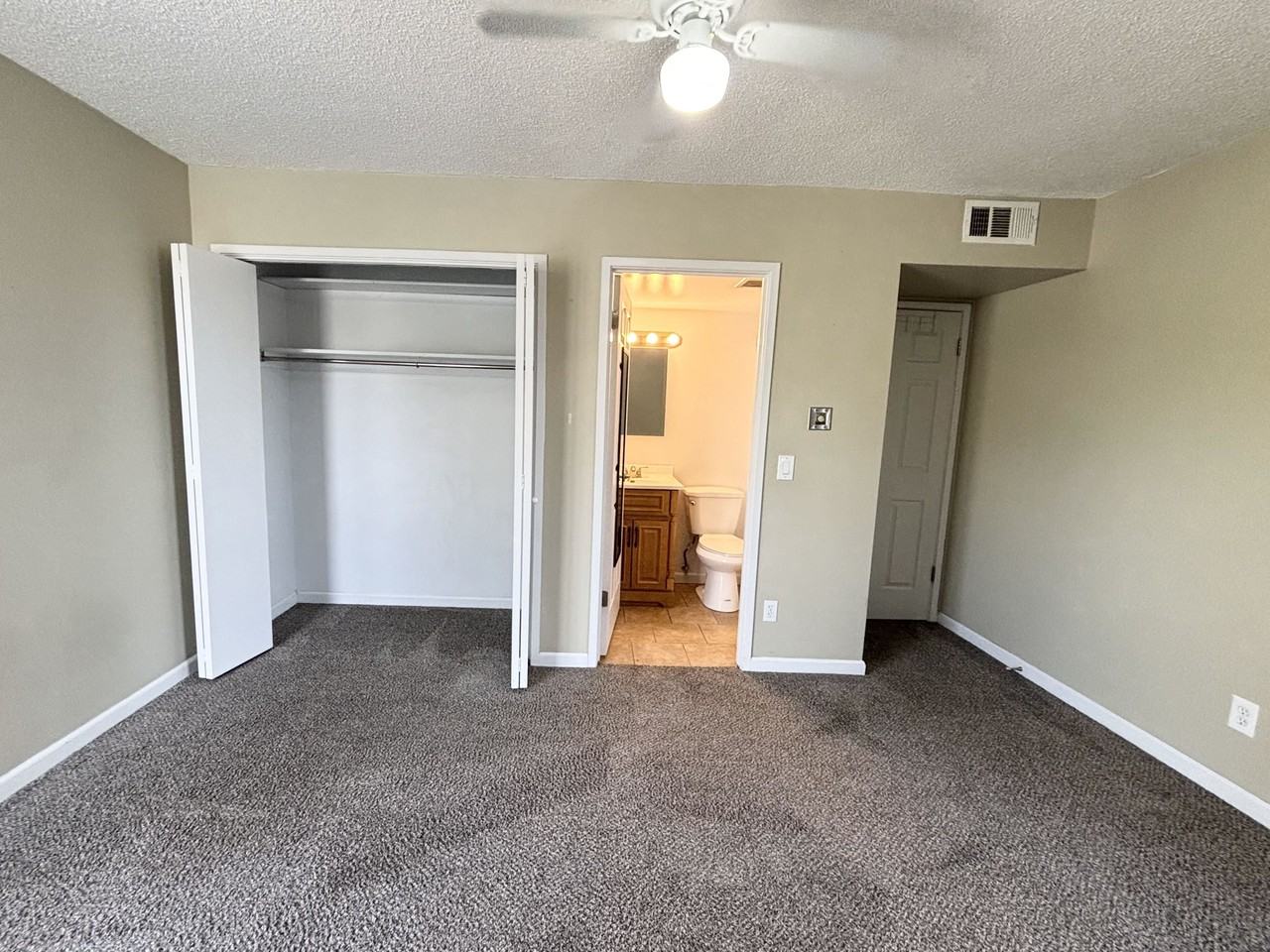 710 Eastsouth #2E - Photo 5 of 31