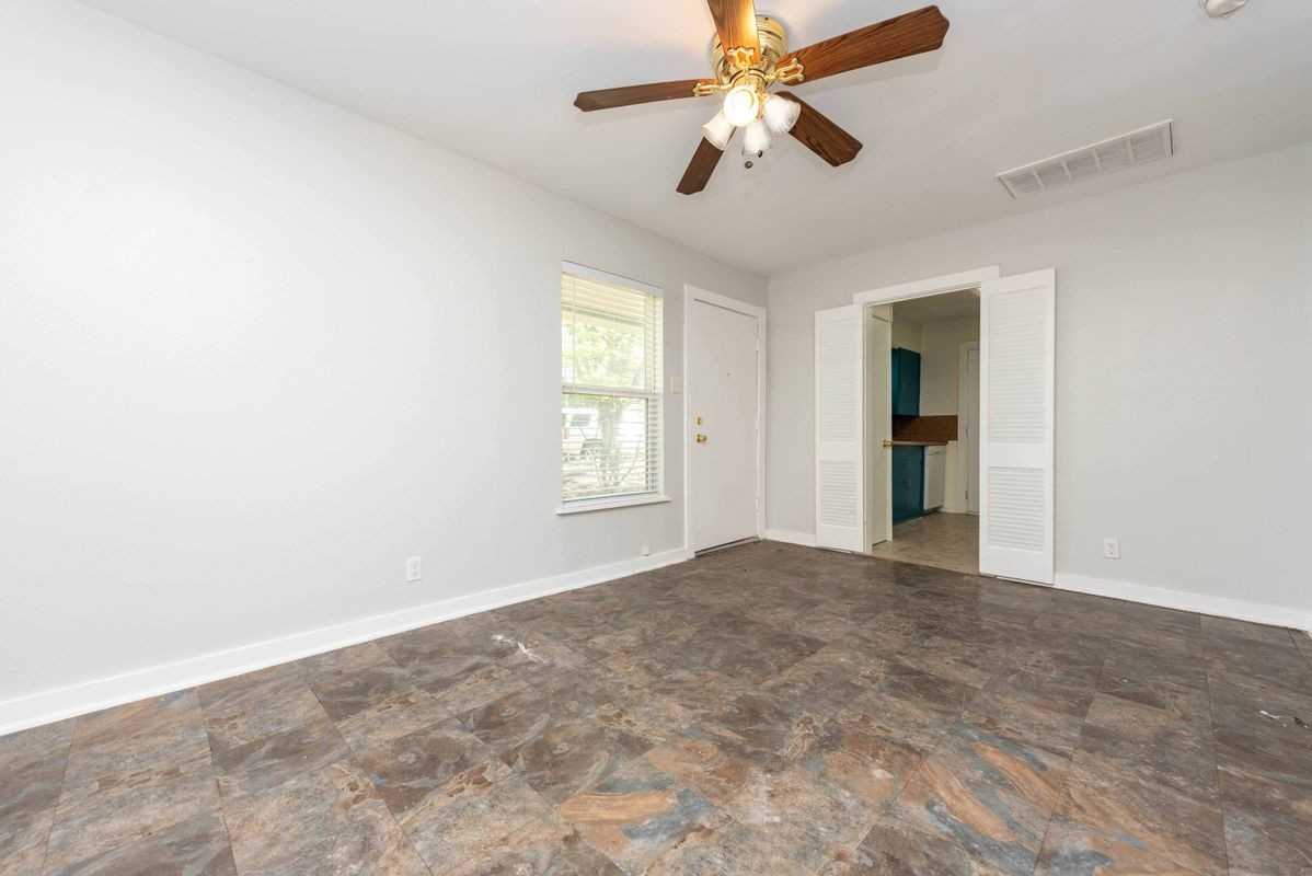 1013 E 10th St - Photo 3 of 14