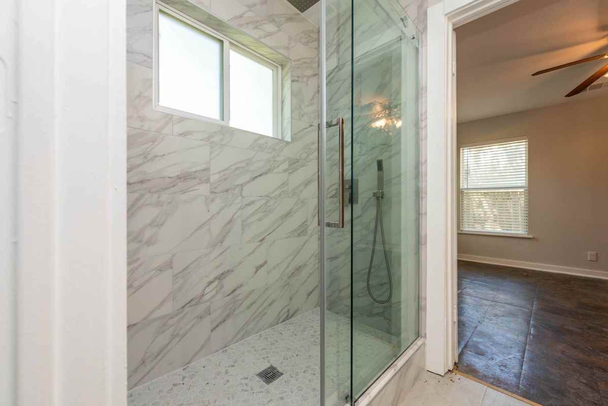 1013 E 10th St - Photo 6 of 14