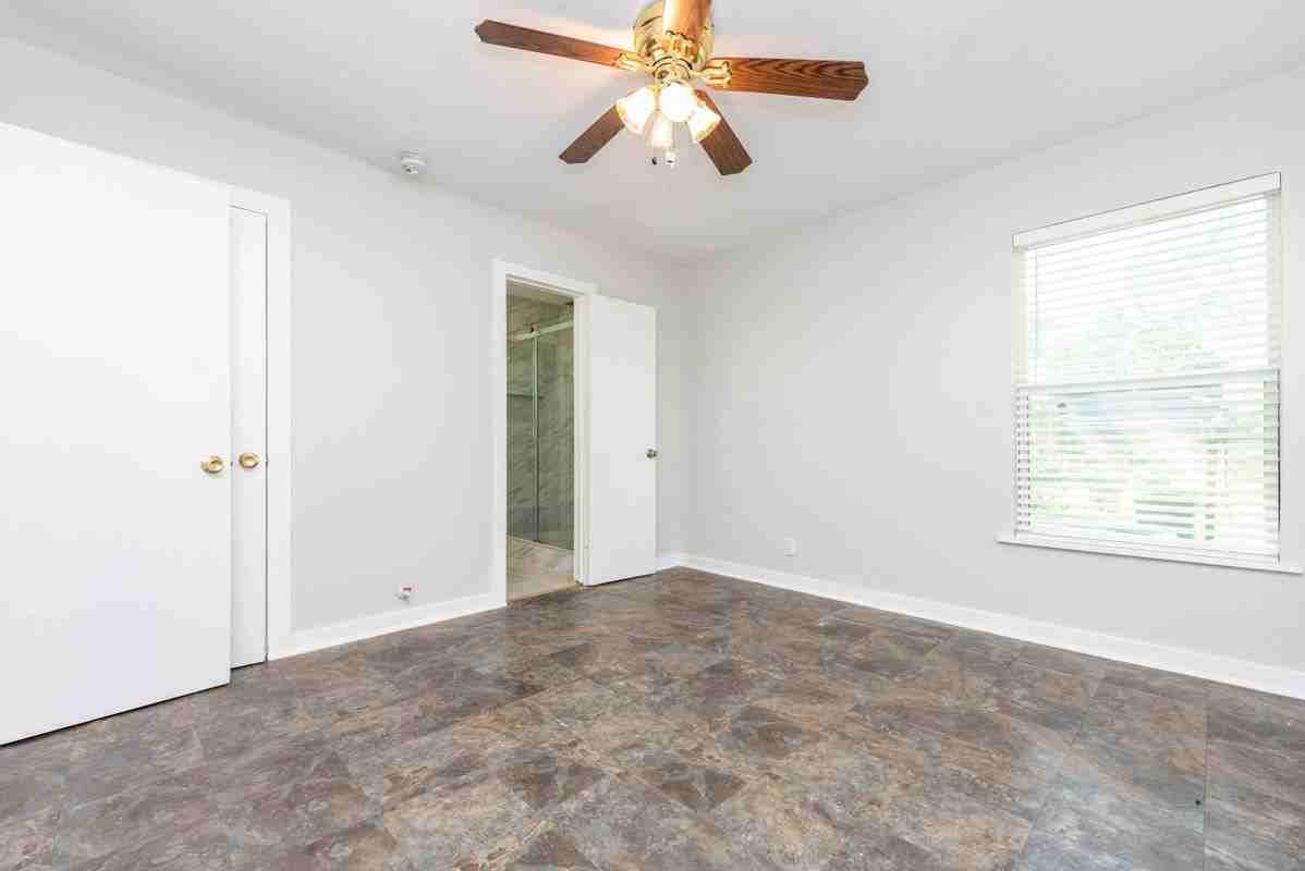 1013 E 10th St - Photo 7 of 14