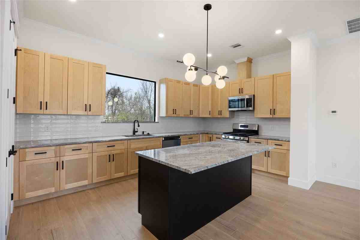 6328 Sidney St - Photo 3 of 21