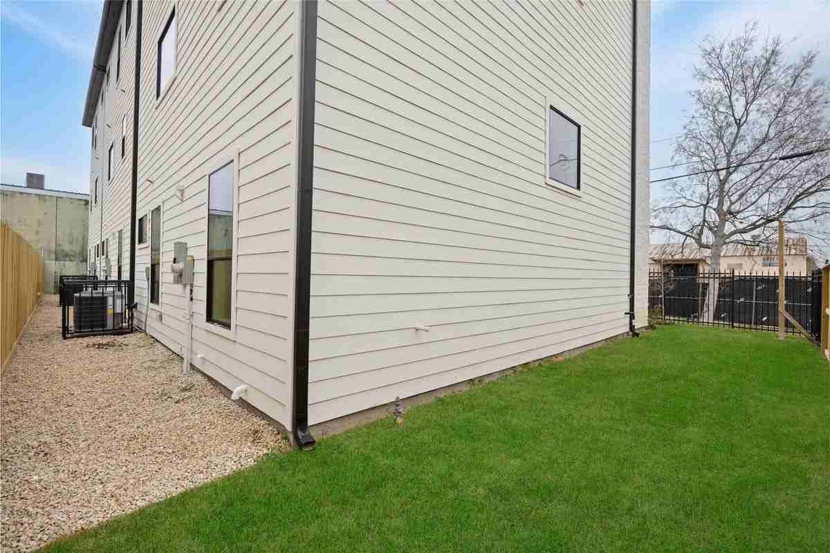 6328 Sidney St - Photo 4 of 21